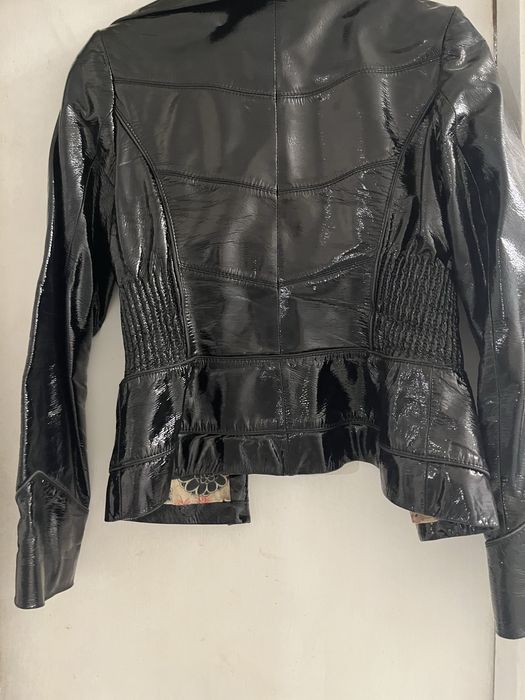 Продаю жіночу шкіряну лакову курточку!
