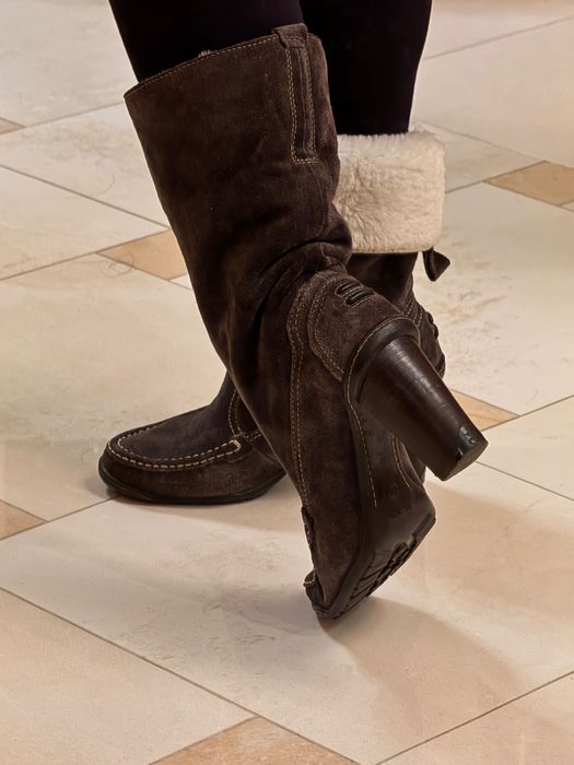 Чоботи замшеві на каблуці оливкові