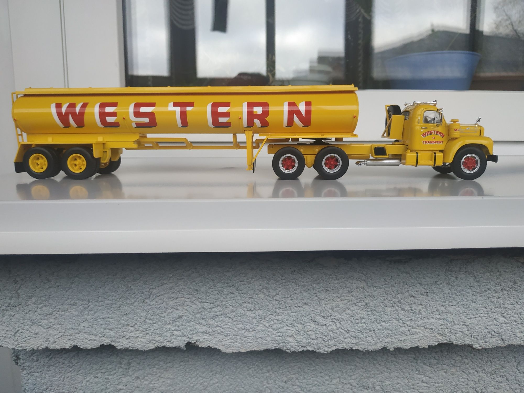 Mack B 61T з напівпричепом Western Transport "Altaya" 1:43