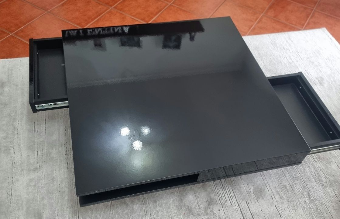 Mesa de centro da ikea em ótimo estado, em preto  brilhante C/Nova
