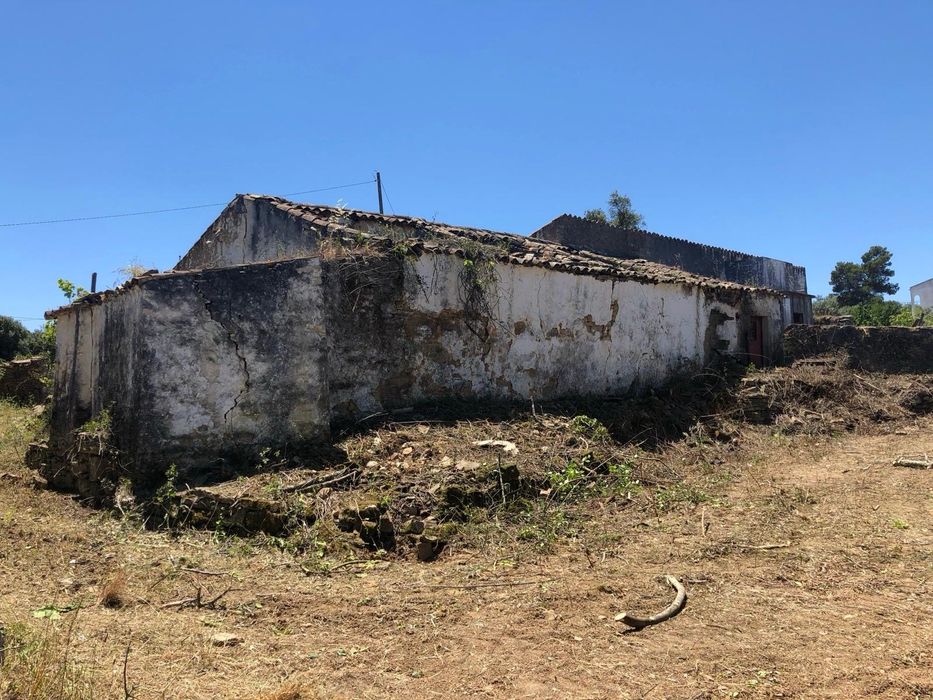 Terreno urbano de 4000m² com ruína e vista panorâmica