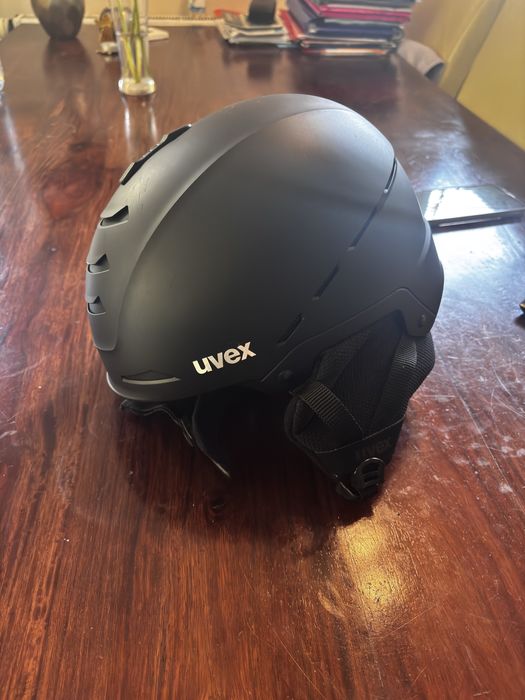 Kask narciarski UVEX czarny