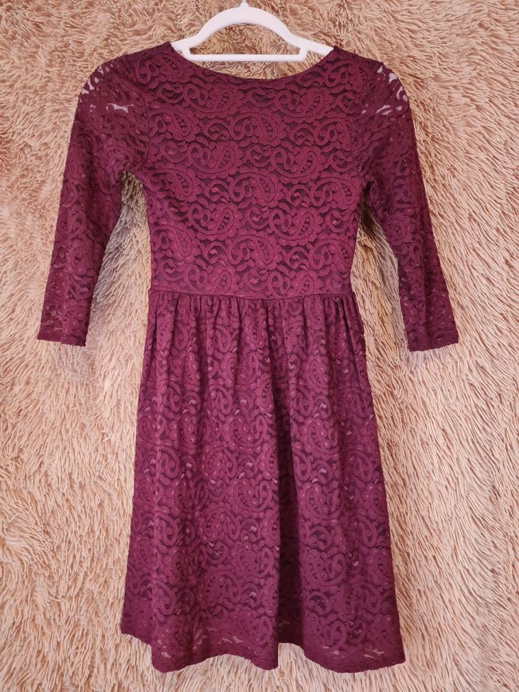 Koronkowa bordową sukienka w rozmiarze XS