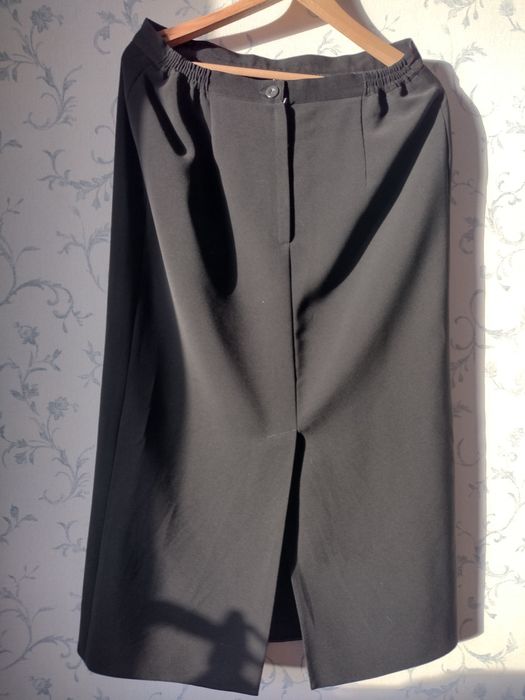 Spódnica czarna z rozporkiem na gumce podszewka
