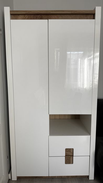 Nowoczesne komody + szafa – biały połysk z drewnianymi akcentami