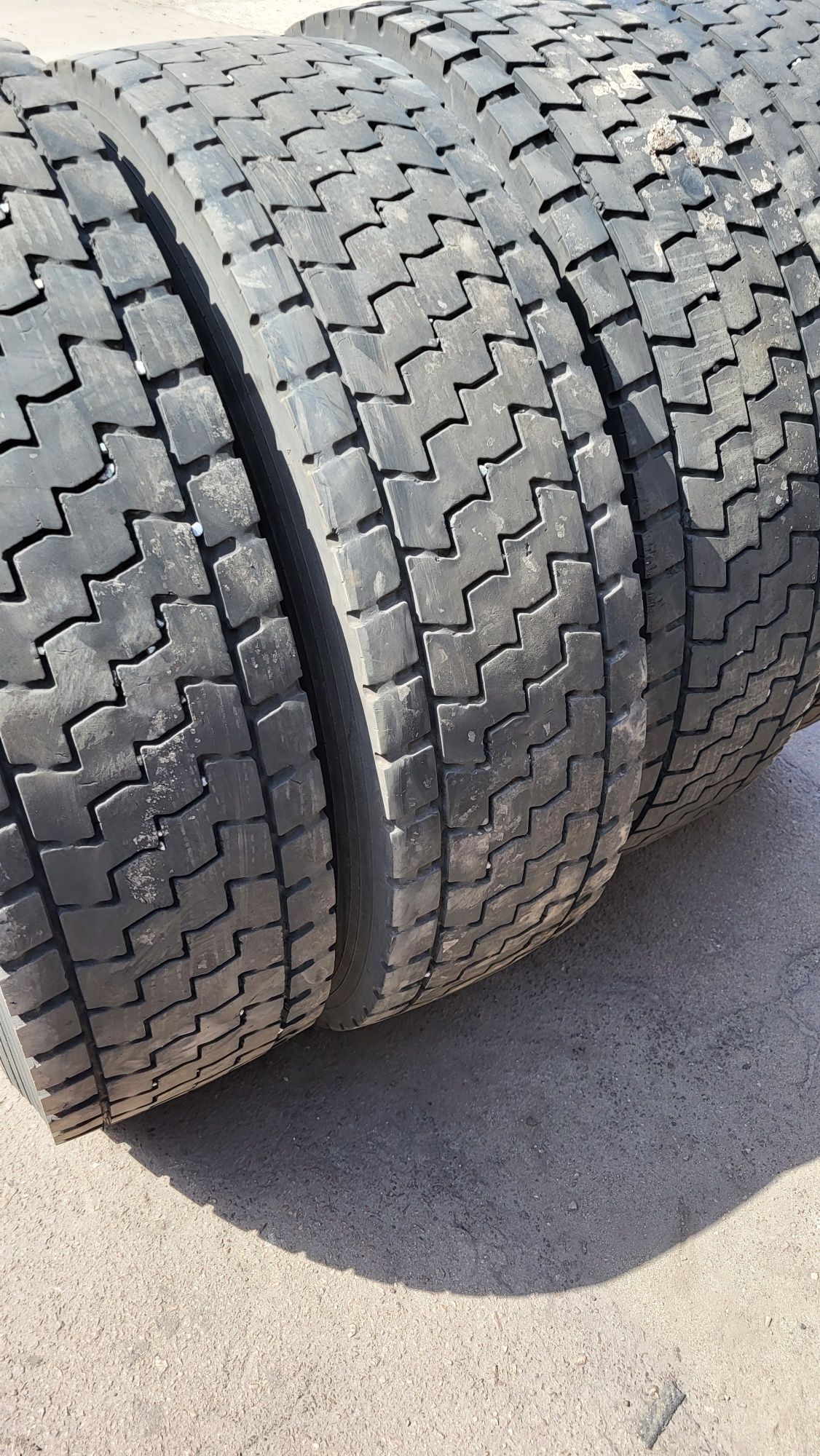 Продам шины б/у 295/80R22.5