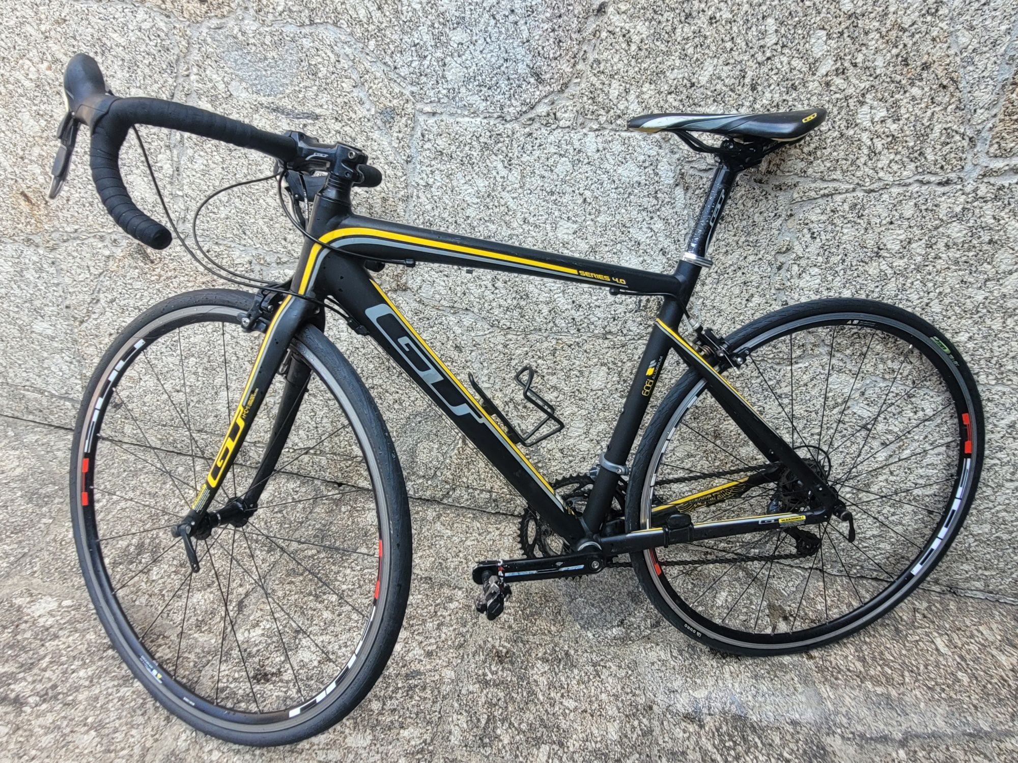 Bicicleta de Estrada GT Series 4.0 – Alumínio/Carbono – Shimano Claris