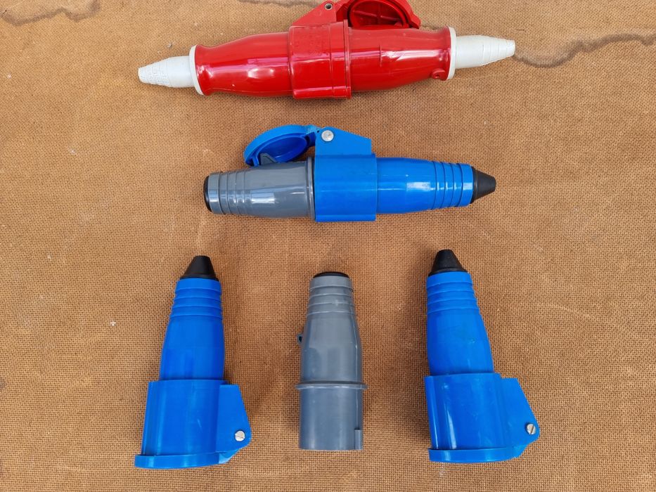 Diversas tomadas monofasicas e trifásias