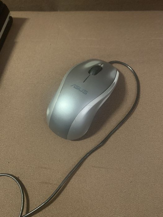 Ноутбук 2008 року з сумкою в мишкою