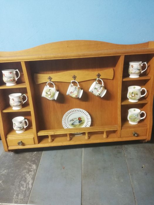 Regal z drzewa z kubkami porcelanowymi