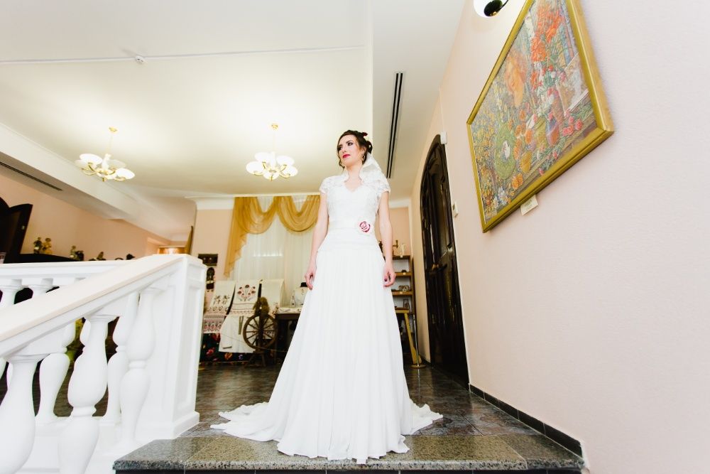 Продам шикарное свадебное платье,подушечка для колец,болеро,веточки/во