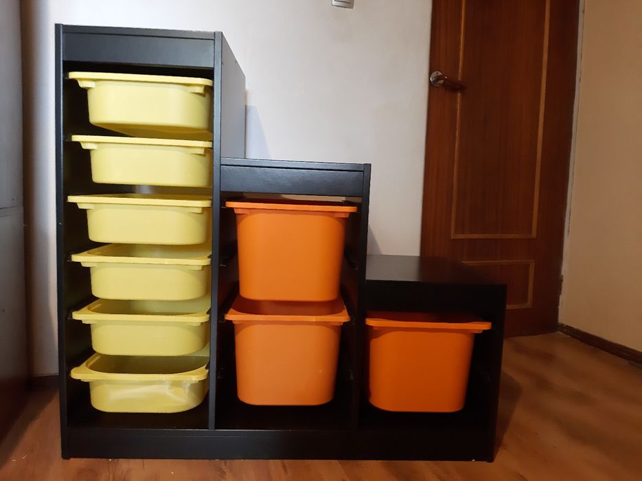 Czarny Trofast z IKEA