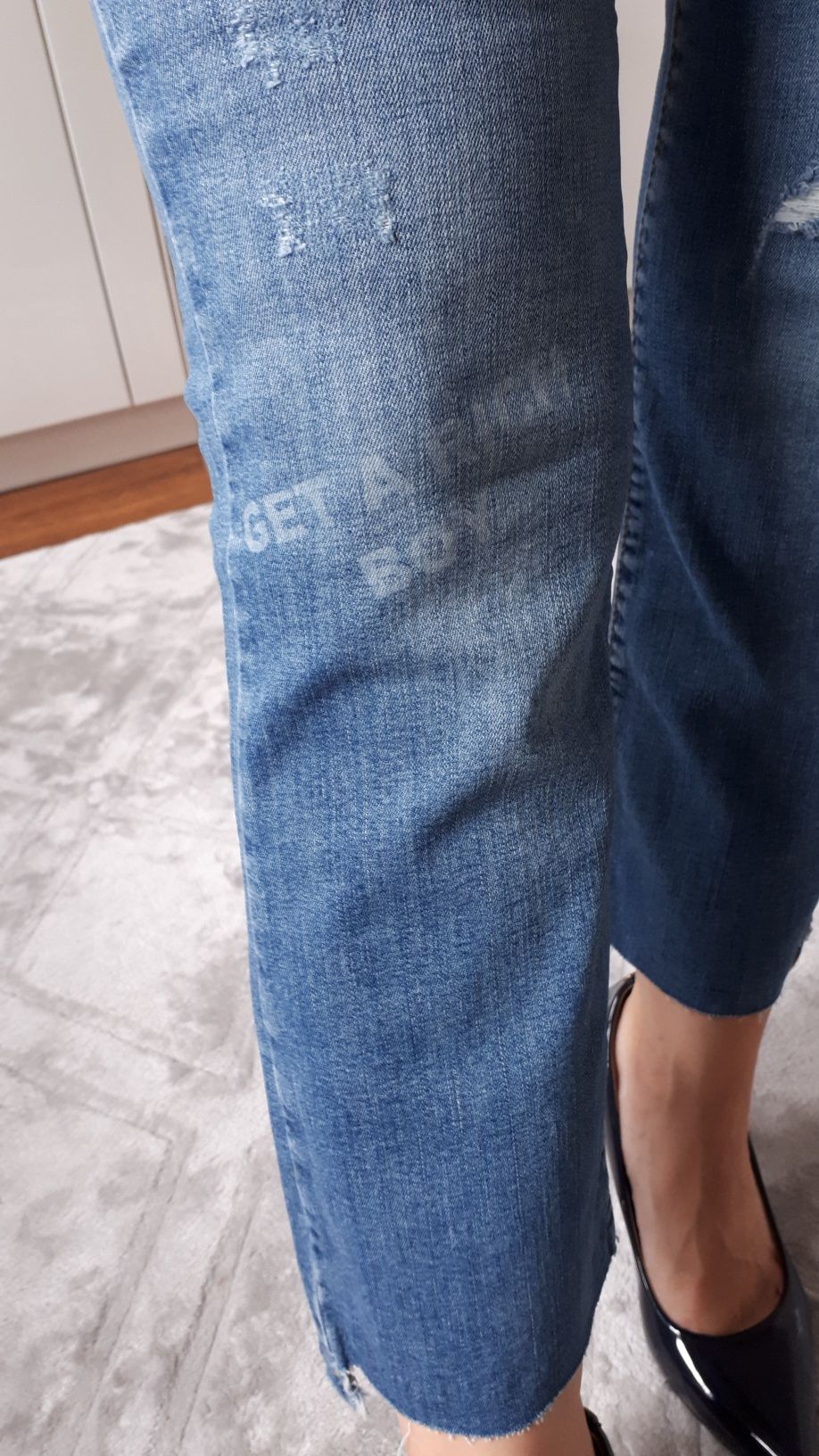 Spodnie damskie jeansowe z przetarciami S 27/32