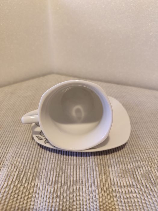 Filiżanki ze spodkami z porcelany niemieckiej