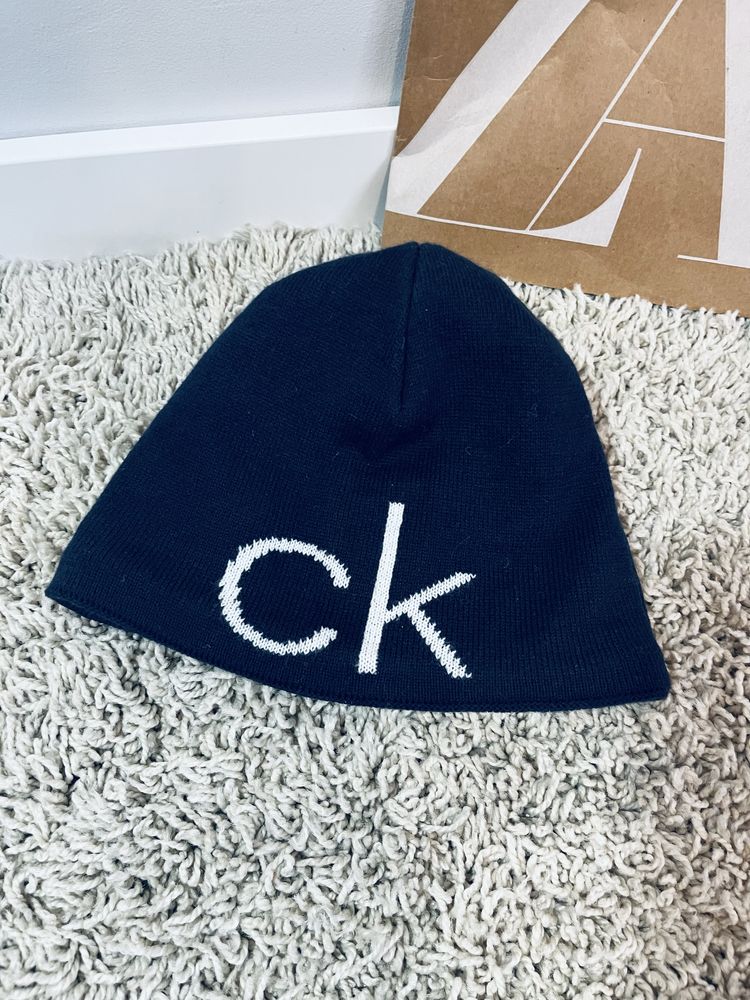 Czapka meska calvin klein granatowa z logo meska podszyta polarem