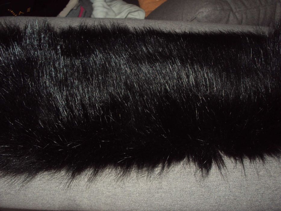 Kołnierz  z czarnego  futerka