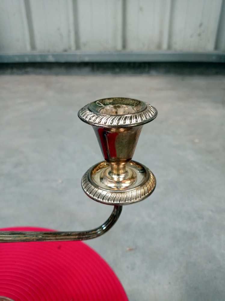 Castiçais banho de prata de três velas e taças grandes vermelhas