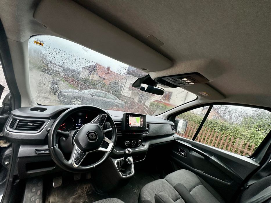 Wynajem busa Renault Trafic – 9 osób – 250 zł od pierwszej doby.