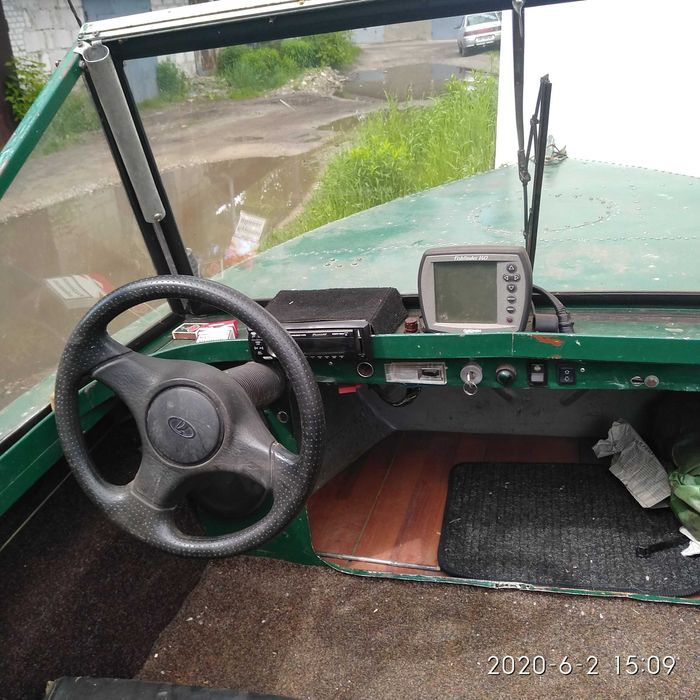 Моторный човен разом з лафетом