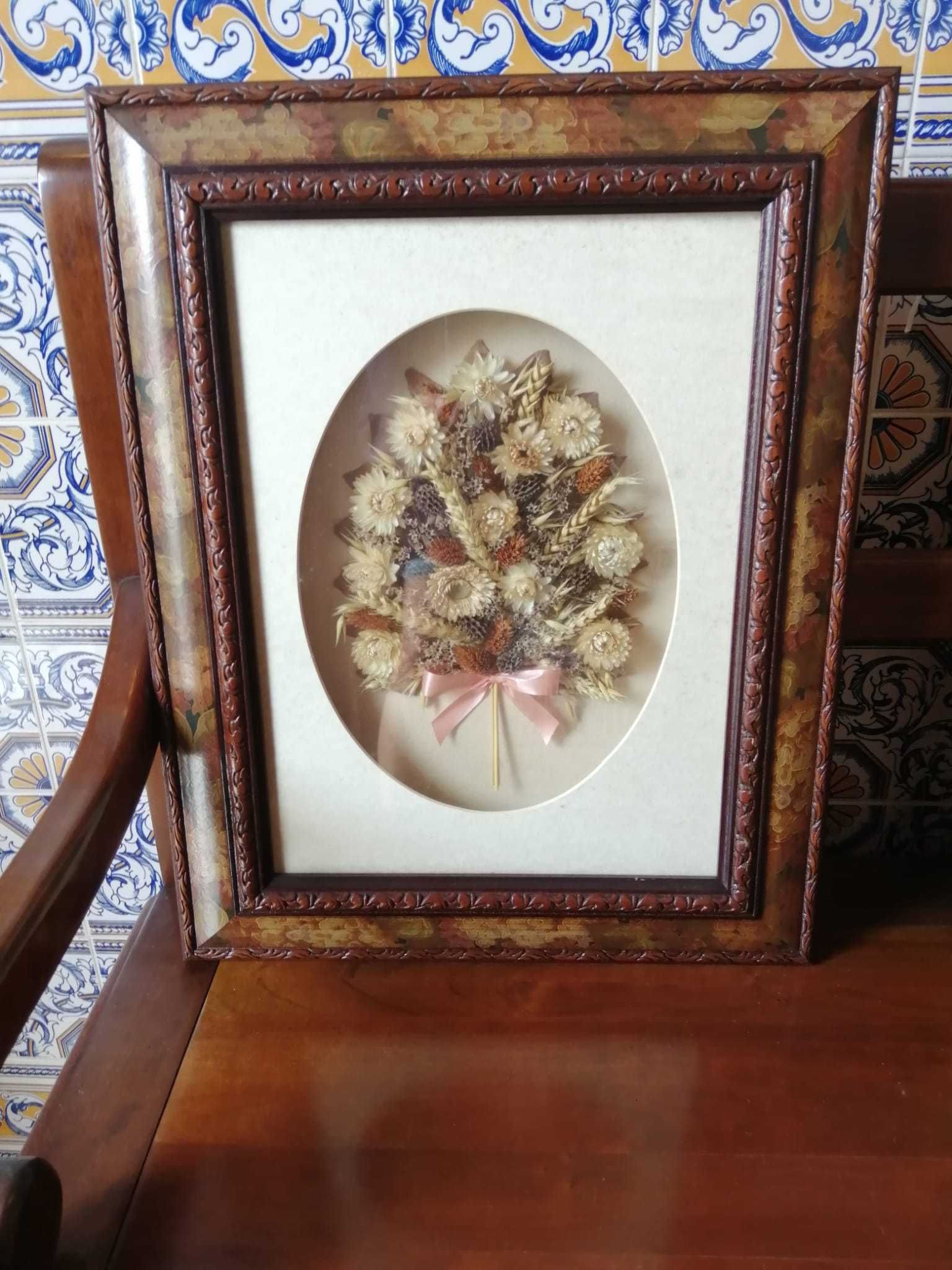 Quadros com flores secas com ótimas molduras e vidro