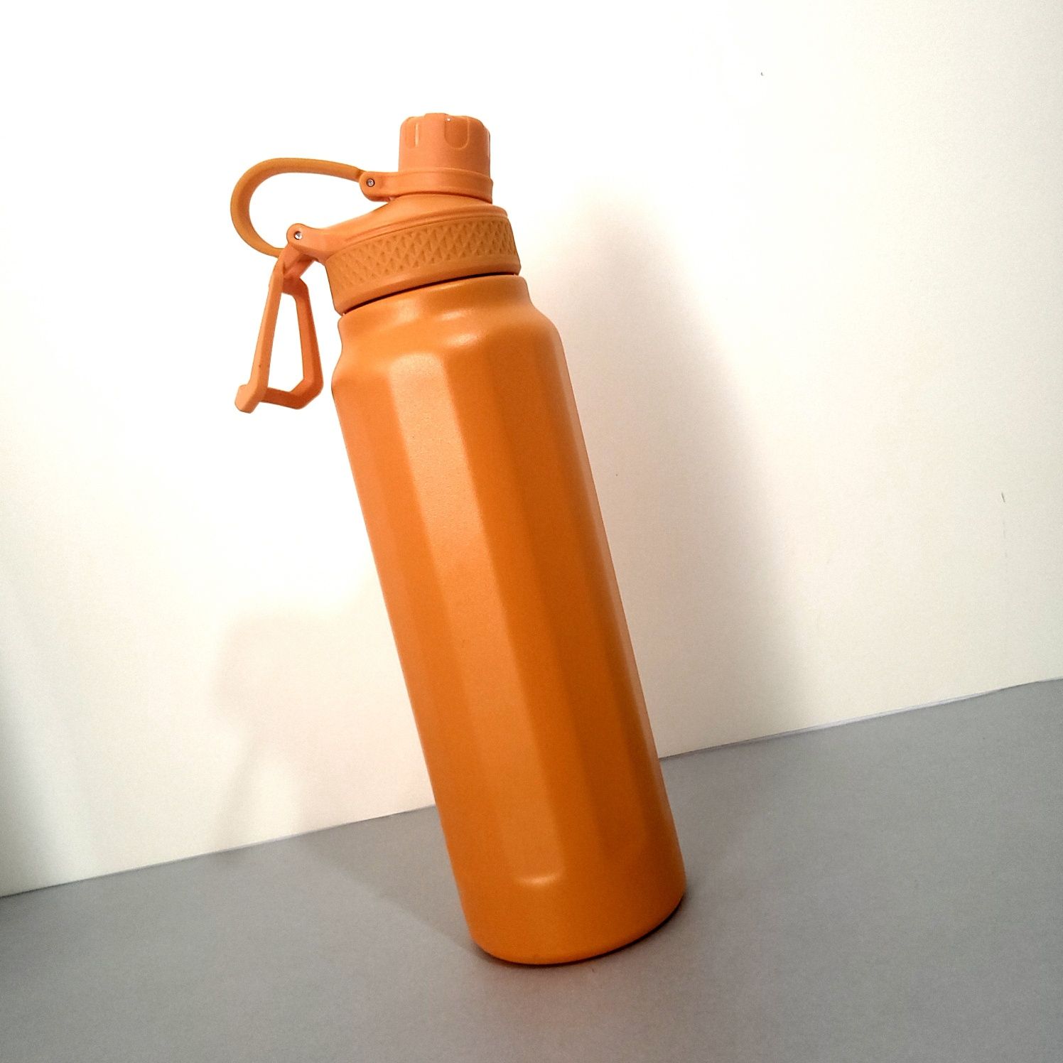 NOWA! Sportowa butelka termiczna ze słomką 750 ml – pomarańczowa