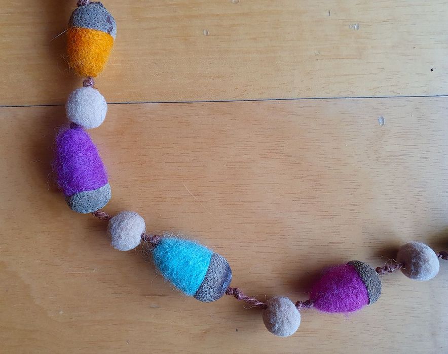 Colar artesanal multicolor, de bolotas em lã merino