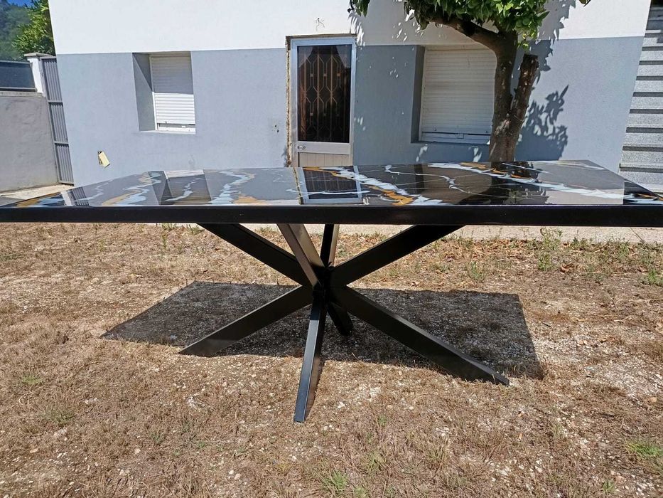 Mesa exclusiva em epóxi  a personificação da arte moderna na sua casa!