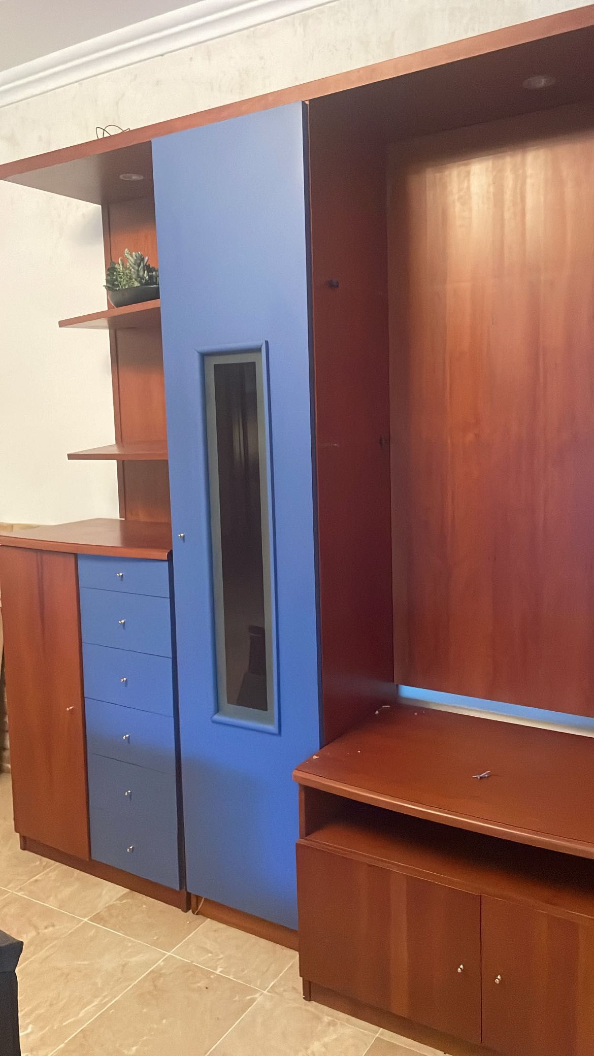 Móvel de sala em cerejeira com prateleiras em vidro muita arrumação