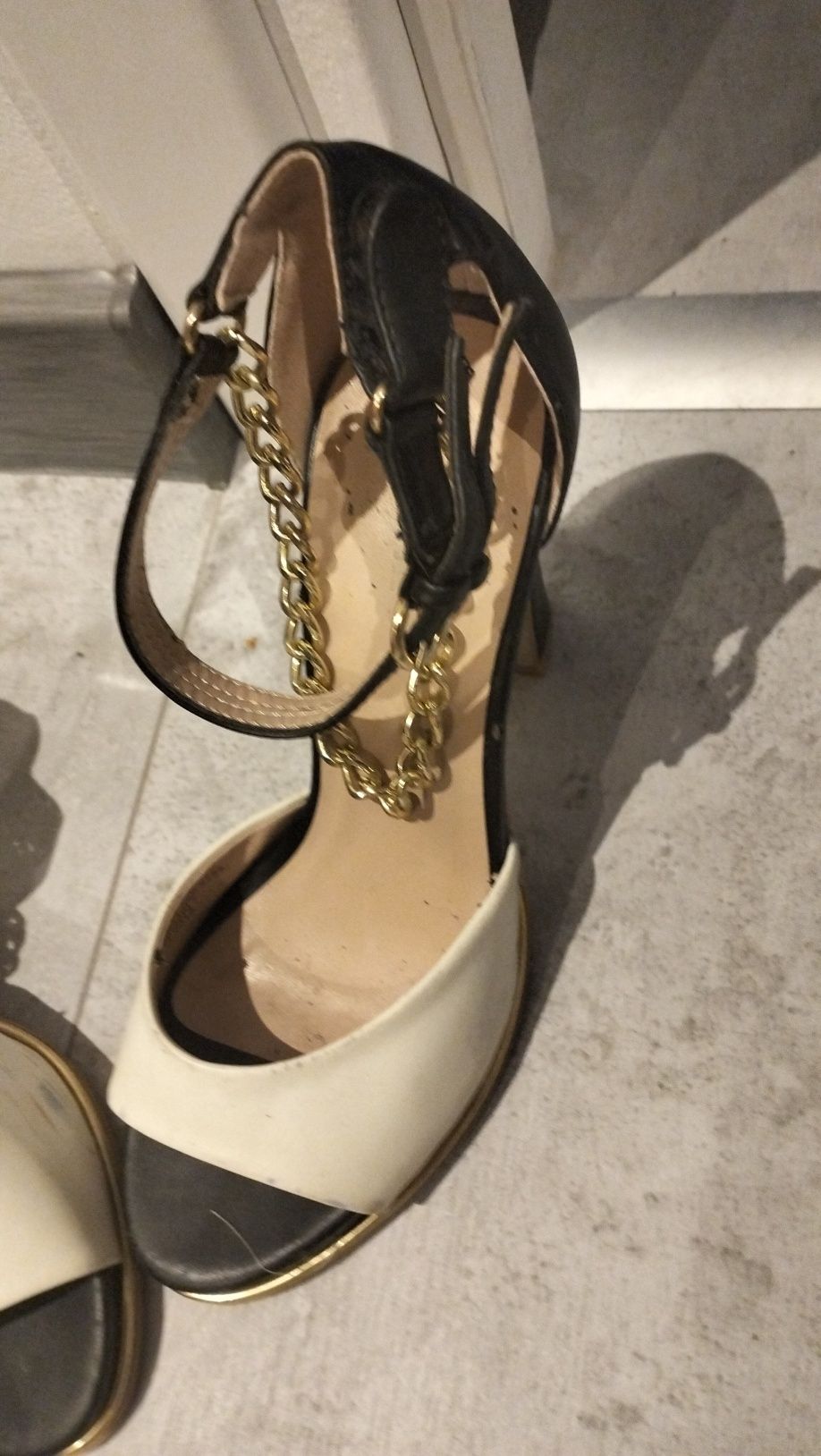 Buty obcas , koturna , botki