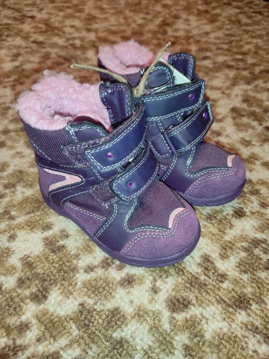 Теплые новые сиреневые сапожки