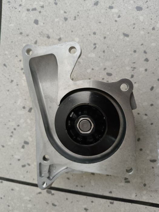 Помпа двигуна Рено К9К