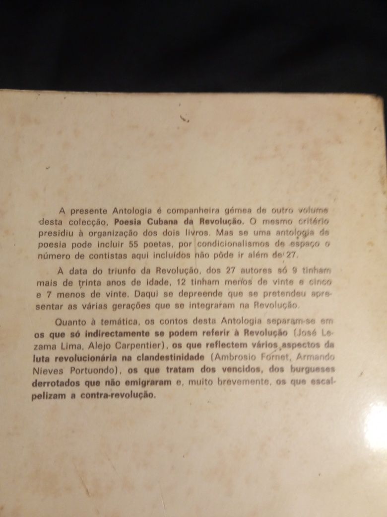 Livro com dedicatória.