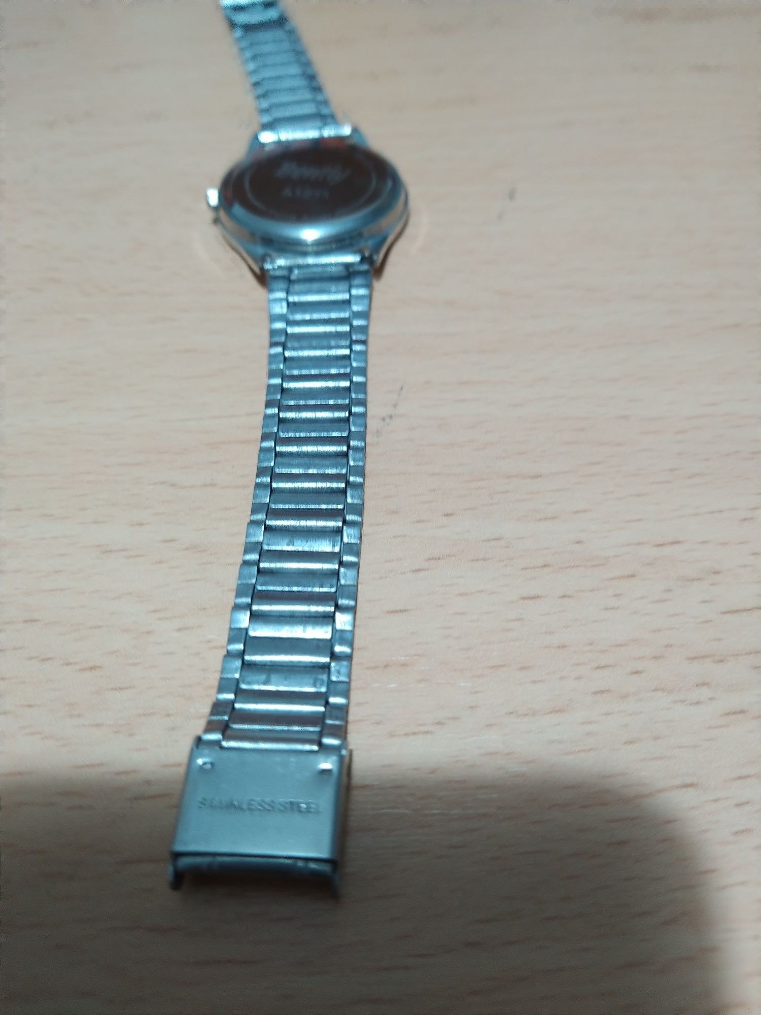 Relógio normal cor prata