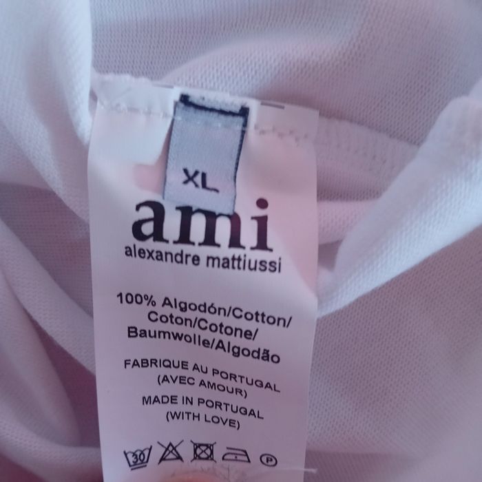 T-Shirts ami paris NOVA com etiqueta 

Tenho várias cores e tamanhos d