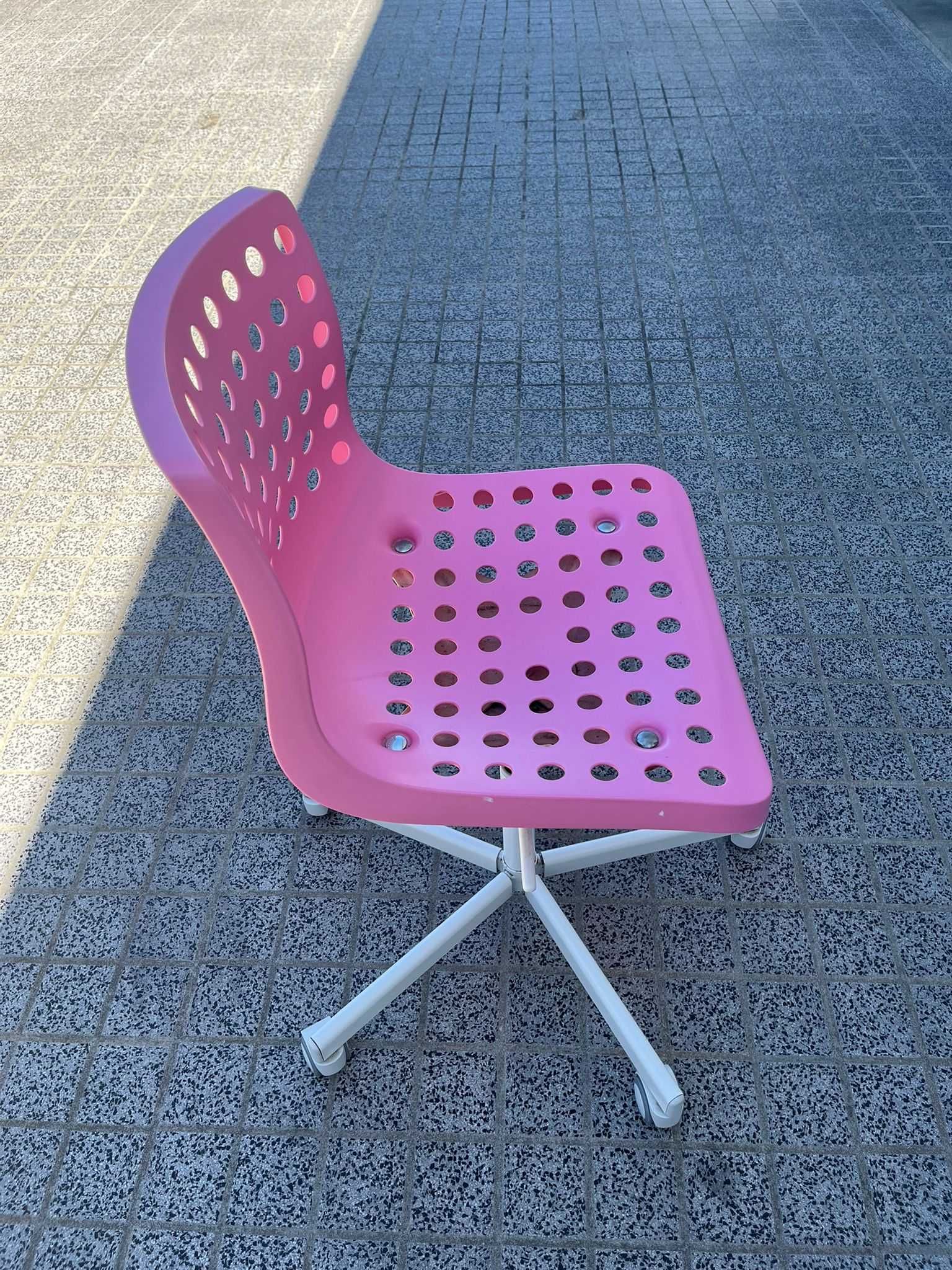 Cadeira rosa com rodinhas, para criança/adolescente
