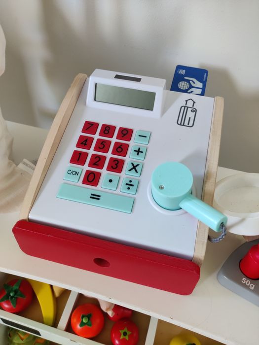 Drewniany stragan,sklep z wyposażeniem zara i H&M waga,kasa,kosz,torba