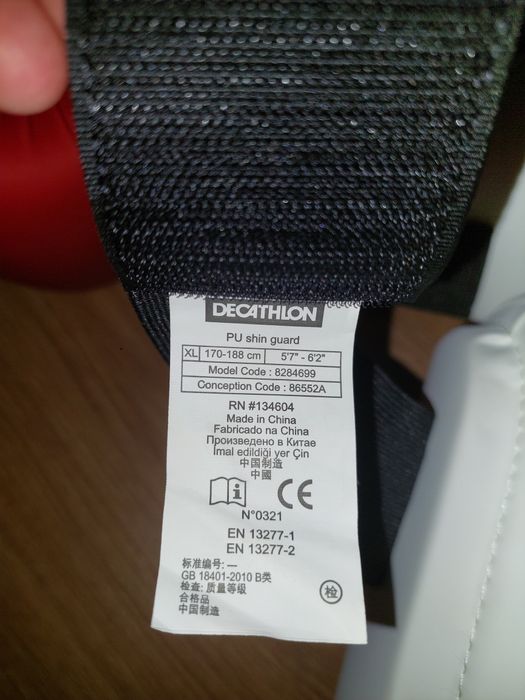 Luvas boxe e perneiras para desportos combate.