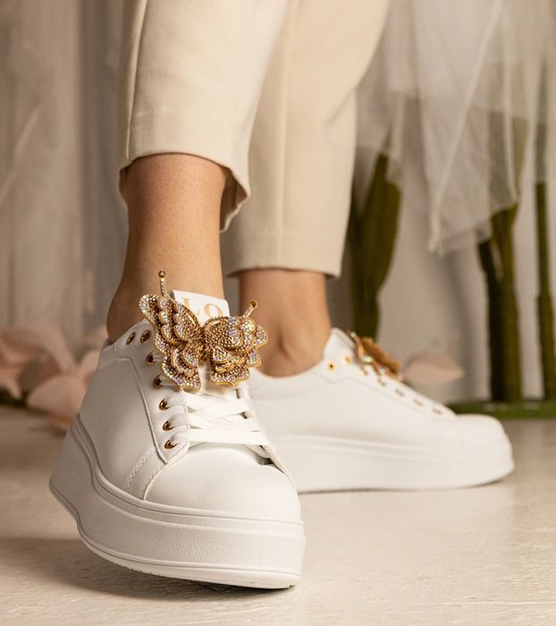 Białe sneakersy zdobione motylkiem z cyrkoniami Kariba
