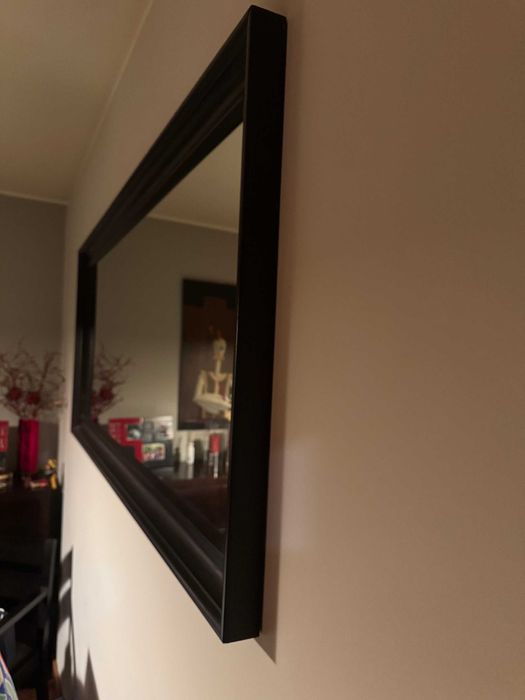 Espelho grande com caixilho em madeira