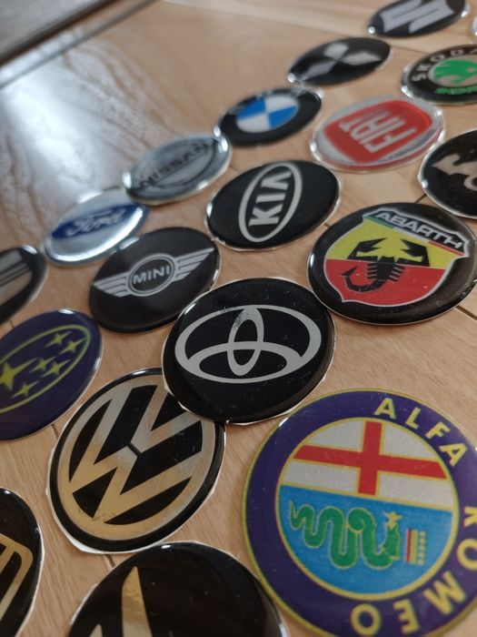 Naklejki z logo aut samochodów 24szt.