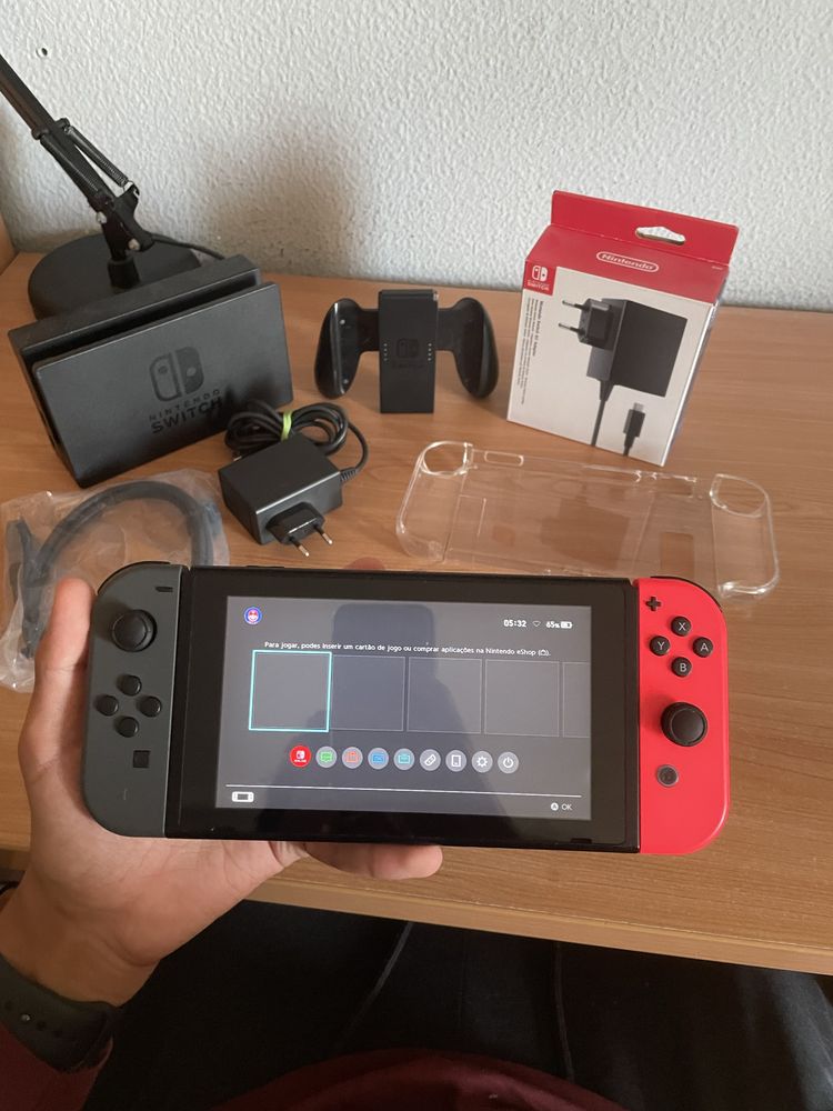 Nintendo Switch (V2) com Dock e Carregador, JoyCons, Grip, Acessorios