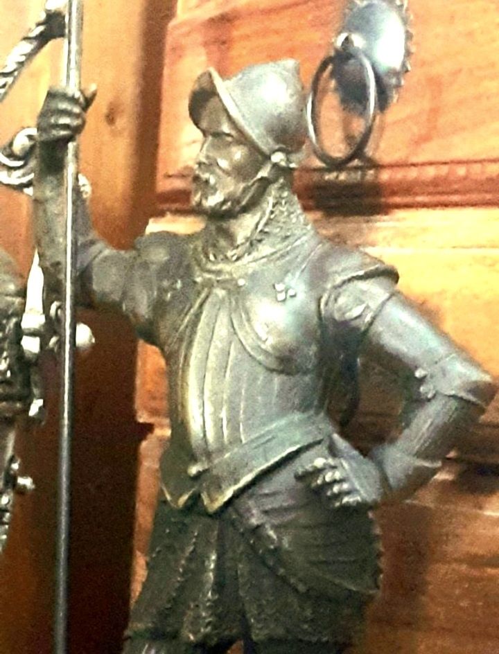 Estatueta Cavaleiro Conquistador Espanhol com alabarda Medieval 30 cm