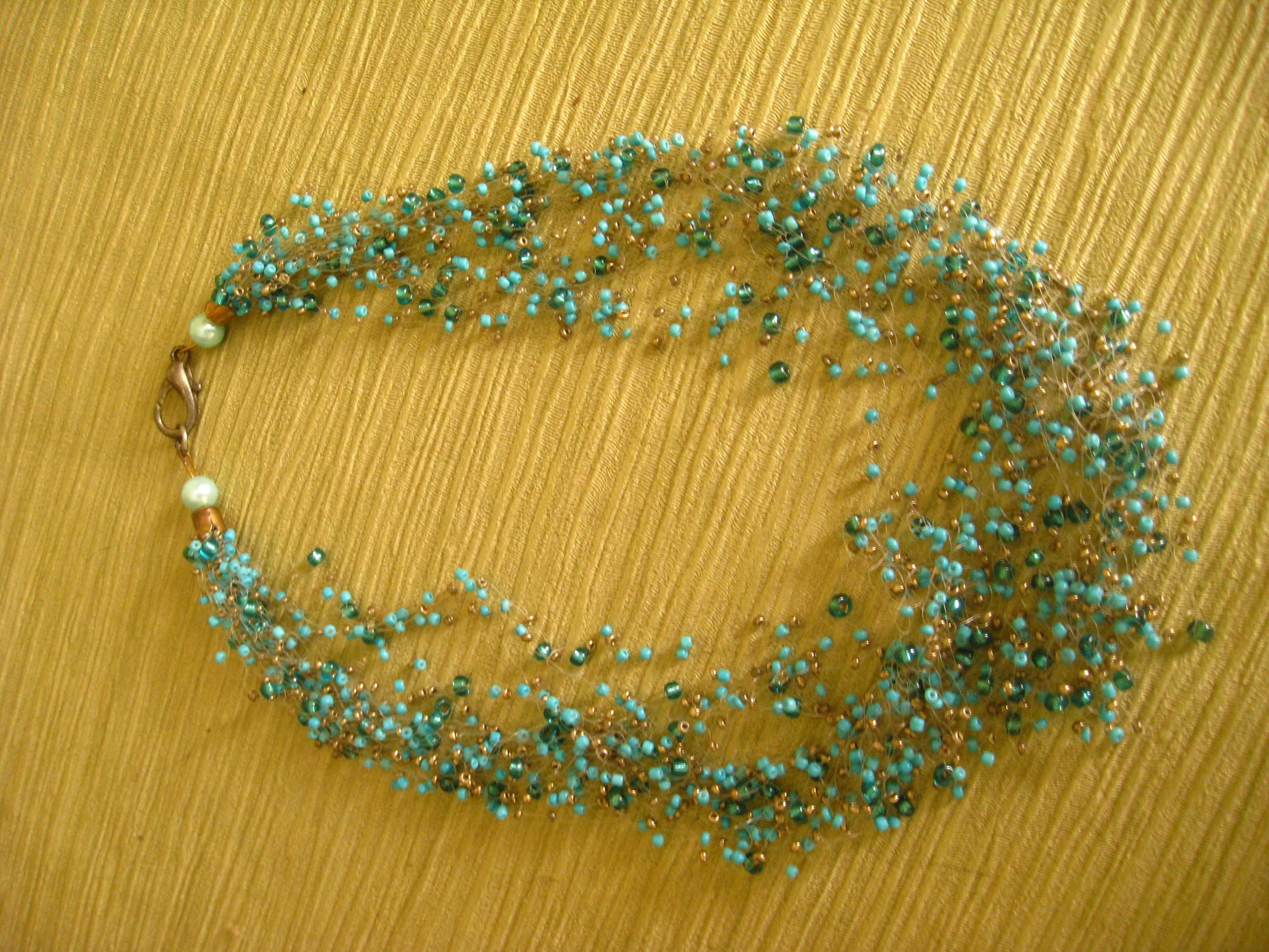 ожерелье из множества паутинок голубое