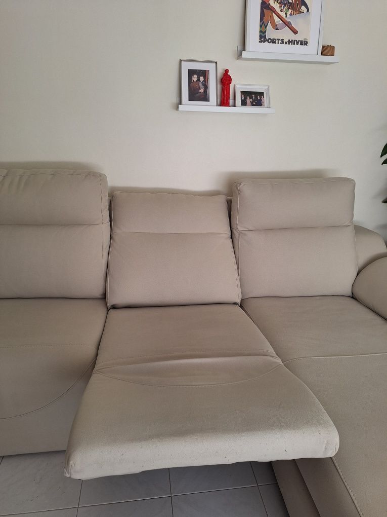 Sofá com assentos elevatórios