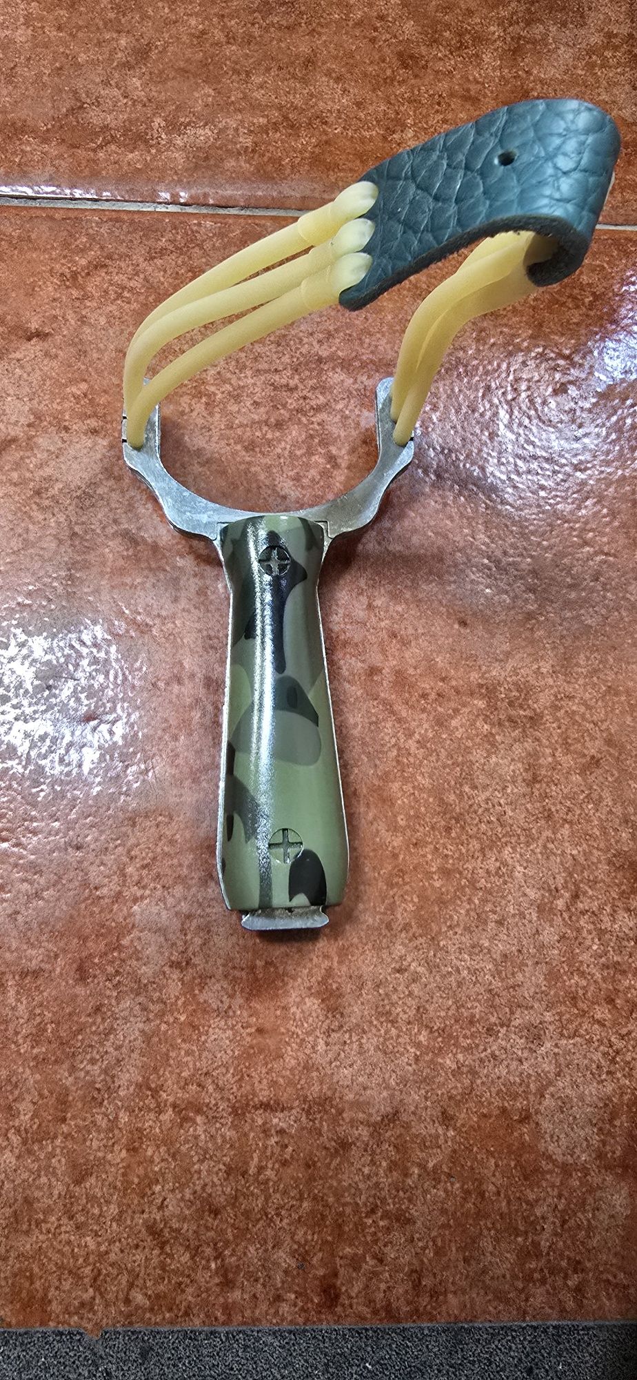 Fisga com camuflagem tipo militar/tropa/caça
