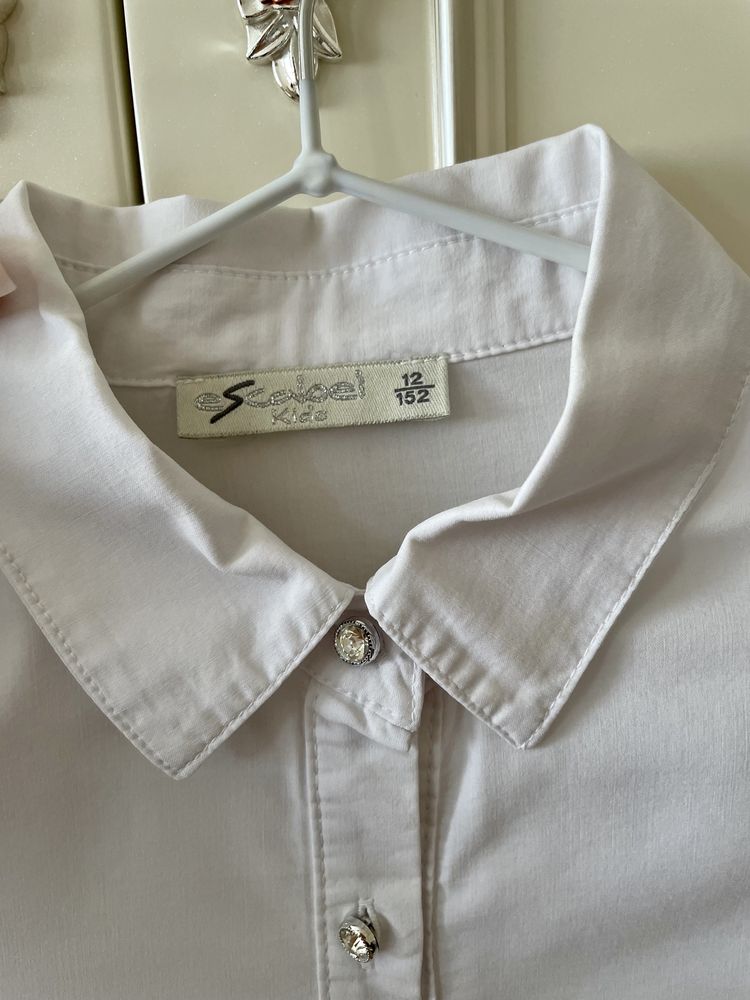 Тендітна базова сорочка з вишуканими рукавами