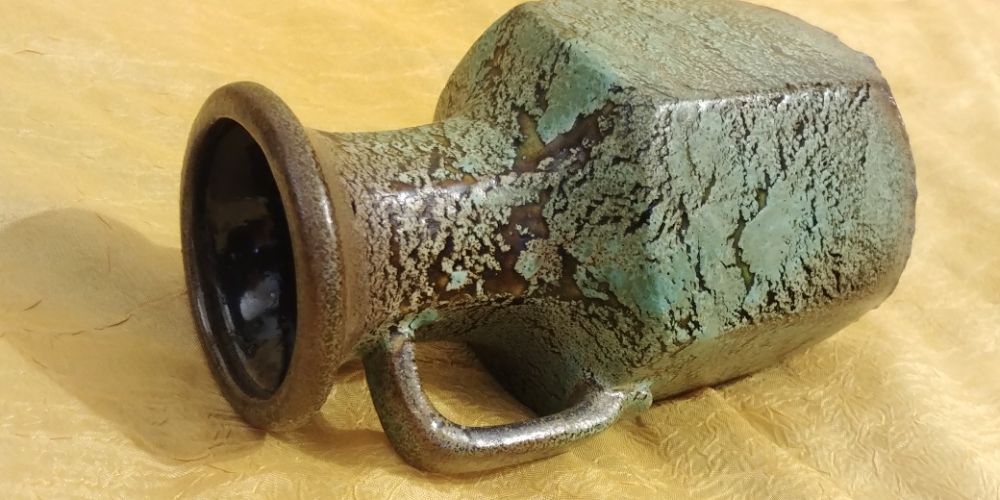 Śliczny stary ceramiczny wazonik niemiecki -sygnowany.