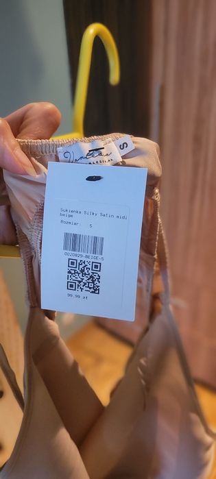 Sukienka satynowa beżowa nowa S