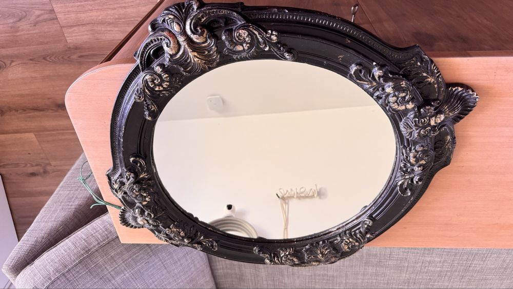 Кругле ретро вінтажне дзеркало в гипсовій рамі.