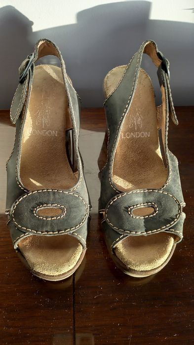 Sandálias pretas. Marca Fly London